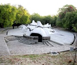 Amdavad Ni Gufa 1994. Ahmedabad, India.
(Photo courtesy of VSF)
Amdavad Ni Gufa was designed to demonstrate the collaboration between an artist and architect. An underground gallery housing the works of artist Maqbool Fida Husain, Doshi’s design was inspired by a discussion between the two that occurred thirty years prior to the project. It was about a response to climate, and the benefits of interred spaces.
In designing the landscape and entrance, the architect connects the building to the extended world.