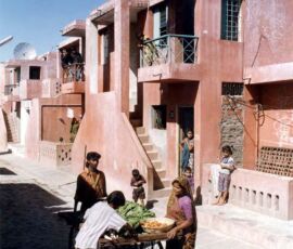 Aranya Low Cost Housing 1989. Indore, India.
(Photo by John Paniker)
Aranya Low Cost Housing and the relation between streets and entrances.