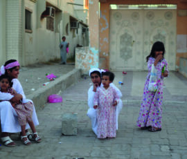 Bambini che giocano nel quartiere di Bani-Yas ad Abu Dhabi. Courtesy National Pavilion UAE – la Biennale di Venezia.