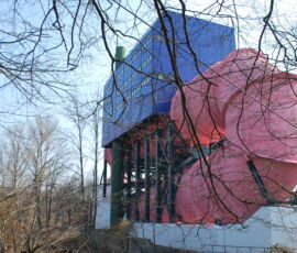 Umlauftank 2 (1974) di Ludwig Leo, visto dal lato nord, tubo di circolazione in primo piano © Daniela Völkel