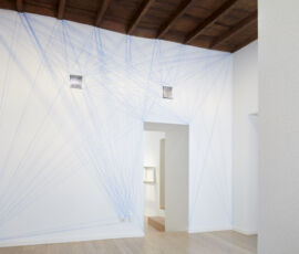 Sol LeWitt
Wall Drawing #150: Ten thousand one-inch (2.5cm) lines evenly spaced on each of six walls, 1972
Matita nera | Black pencil
Disegnato la prima volta da | First drawn by: Sadayuki Kato, Kazuko Miyamoto, Ryo Watanabe
Prima installazione | First installation: Finch College, New York, ottobre | October 1972
Courtesy Collezione Panza, Mendrisio
(Installation view Sol LeWitt, Between the Lines, 2017, Fondazione Carriero
Photo: Agostino Osio
Courtesy: Fondazione Carriero)