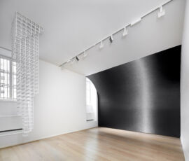Sol LeWitt
Inverted Spiraling Tower, 1988
Legno dipinto di bianco | Wood painted white
375,3 x 73,7 x 73,7 cm
Collezione privata | Private Collection
Courtesy Pace Gallery
Sol LeWitt
Wall Drawing #1267: Scribbles, 2010
Grafite | Graphite
Disegnato la prima volta da | First drawn by: Marco Aliberti, Takeshi Arita, Mario Chianese, Andrea Gallo, Claudio Sorrentino, Wim Starkenburg
Prima installazione | First installation: Fondazione Morra Greco, Napoli, giugno | June 2010
Courtesy Collezione Morra Greco, Napoli
(Installation view Sol LeWitt, Between the Lines, 2017, Fondazione Carriero
Photo: Agostino Osio
Courtesy: Fondazione Carriero)