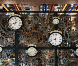 Gli orologi con i fusi orari del caffè nel ristorante Condividere (©Andrea Martiradonna)