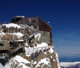 (https://www.chamonix.com)