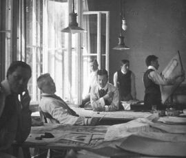 Nell'atelier di Behrens, da sin., Mies van der Rohe, H. Meyer, Hertwig, Weyrather, Krämer, Gropius, 1908