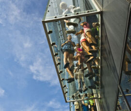 (Skydeck Chicago at Willis Tower http://theskydeck.com)