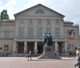 Weimar, Deutsches Nationaltheater e monumento a Goethe e Schiller © Foto di Daniela Völkel