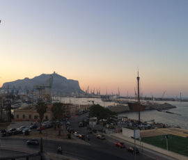 Una veduta di Monte Pellegrino e dell'antico porto della Cala (© Lucia Pierro e Marco Scarpinato)