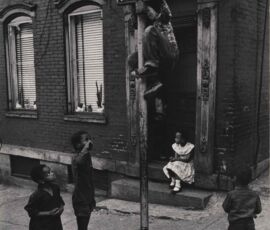 W. Eugene Smith, USA, 1918-1978
Bambini che giocano tra Colwell Street e Pride Street, Hill District, 1955-1957
(Stampa ai sali d’argento
34.61 x 23.18 cm
Carnegie Museum of Art, Pittsburgh
Gift of the Carnegie Library of Pittsburgh, Lorant Collection
© W. Eugene Smith / Magnum Photos)