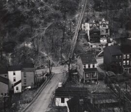 W. Eugene Smith, USA, 1918-1978
Area residenziale, 1955-1957
(Stampa ai sali d’argento
33.97 x 26.67 cm
Carnegie Museum of Art, Pittsburgh
Gift of the Carnegie Library of Pittsburgh
© W. Eugene Smith / Magnum Photos)