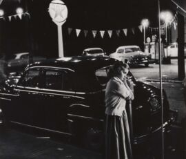 Ragazza accanto a un parchimetro, Carnevale della Camera di commercio di
Shadyside, Walnut Street, 1955-1957
(Stampa ai sali d’argento
33.66 x 22.22 cm
Carnegie Museum of Art, Pittsburgh
Gift of the Carnegie Library of Pittsburgh, Lorant Collection.
© W. Eugene Smith / Magnum Photos)