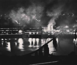 Stabilimento National Tube Company, U.S. Steel Corporation,
McKeesport, e ponte ferroviario sul fiume Monongahela, 1955-1957
(Stampa ai sali d’argento
22.86 x 34.29 cm
Carnegie Museum of Art, Pittsburgh
Gift of the Carnegie Library of Pittsburgh, Lorant Collection.
© W. Eugene Smith / Magnum Photos)
