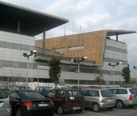 La piazza e il fronte est dopo la realizzazione del volume di collegamento tra i due corpi degli uffici (© Milena Farina)