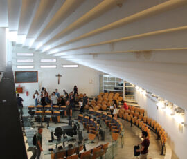 La superficie rigata formata dalla scalinata vista dall'interno della sala consiliare (© Laura Calcagnini)