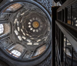 La cupola; a destra, il serramento in legno che separa la Cappella dal Duomo, ricostruito sul modello di quello ottocentesco, bruciato nell'incendio