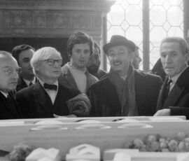 Louis Kahn, Carlo Scarpa e Dino Buzzati davanti al modello del progetto del Palazzo dei Congressi ai Giardini della Biennale, gennaio 1969 (© Archivio Graziano Arici)