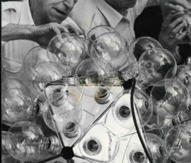 AC e Taraxacum88 1978
A. Castiglioni con lampada Taraxacum88
1988
(Foto di Cesare Colombo, Flos, Fondazione Achille Castiglioni)