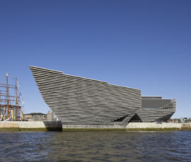 Il V&A Dundee visto dal fiume (©HuftonCrow)