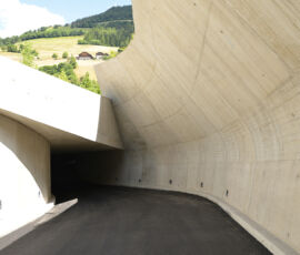 Cez Luson, ingresso-parcheggio