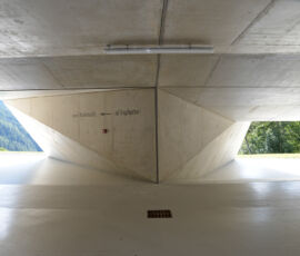Cez Luson, interno-parcheggio