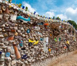 Muro esterno realizzato con materiale riciclato (© Archivio Senosiain)