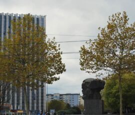 FASE III, cosa vedevano i dimostranti sulla Str. der Naionen alla svolta per la Zentraler Platz (© foto Daniela Völkel)