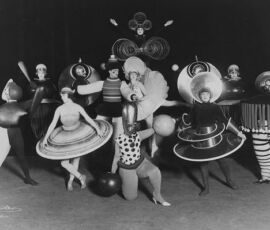Triadisches Ballett di Oskar Schlemmer (© Bauhaus-Archiv Berlin, Metropol-Theater, Berlin. Foto Ernst Schneider, 1927)
