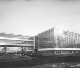 L'edificio principale a Dessau visto da NO, Progetto di Walter Gropius (Foto di Lucia Moholy, 1926. Bauhaus-Archiv Berlin ©VG Bild-Kunst, Bonn 2017)