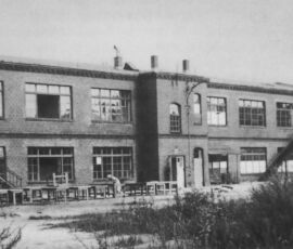 L'edificio sull Birkbuschstraße a Berlino-Steglitz. (Foto di Howard Dearstyne, 1932. Bauhaus-Archiv Berlin ©Majory Schmolka)