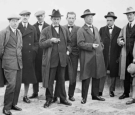 Maestri sul tetto di Dessau. Da sinistra Georg Muche, László Moholy-Nagy, Herbert Bayer, Joost Schmidt, Walter Gropius, Marcel Breuer, Vassily Kandinsky, Paul Klee, Lyonel Feininger, Gunta Stölzl and Oskar Schlemmer