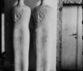 Due statue in gesso dei Sette Savi di Fausto Melotti, nell'atrio dello Studio BBPR, via dei Chiostri, Milano (© Gian Luigi Banfi, Fondo Julia e Gian Luigi Banfi, Milano)