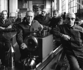 (da sx a dx) Alberto Alessi, Achille Castiglioni, Enzo Mari, Aldo Rossi, Alessandro Mendini (foto di Gianni Berengo Gardin)