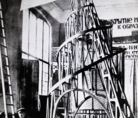 Il modello per il Monumento alla Terza Internazionale in occasione della mostra a Pietrogrado, Novembre 1920