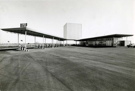Costantino Dardi e Giovanni Morabito con Ariella Zattera, Stazione di servizio Agip a Mestre-Bazzera (Venezia, 1969-71)