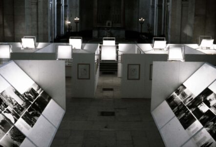 Costantino Dardi, allestimento della mostra “Pier Paolo Pasolini. La forma dello sguardo”, Mercati Traianei, Roma (1985)