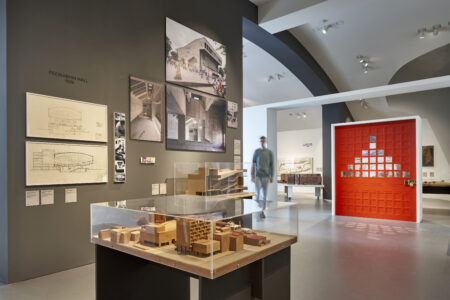 Allestimento della mostra "Balkrishna Doshi: Architecture for the People" (© Vitra Design Museum; foto Norbert Miguletz)