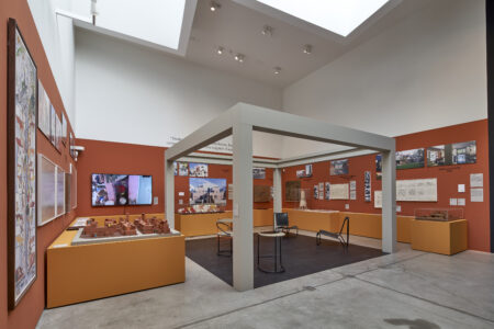 Allestimento della mostra "Balkrishna Doshi: Architecture for the People" (© Vitra Design Museum; foto Norbert Miguletz)