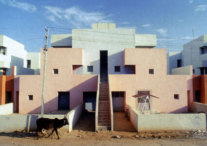 Balkrishna Doshi, complesso residenziale per la Life Insurance Corporation of India, Ahmedabad, 1973 (© Vastushilpa Foundation, Ahmedabad)