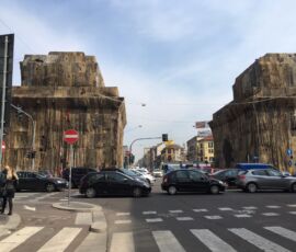 I caselli daziari di Porta Venezia avvolti con sacchi di juta da Ibrahim Mahama (foto Arianna Panarella)