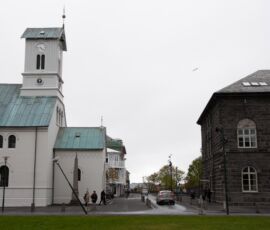 Il duomo (progetto originale di Andreas Kirkerup, 1786-1796, riprogettato da Laurits Albert Winstrup nel 1847) e la casa del parlamento Alþingi(progetto di Ferdinand Meldahl, 1879-1881) (© Sofia Nannini)