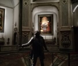 "The man who bears the cross" di Jean Fabre sullo sfondo de "Le sette opere della misericordia" di Caravaggio al Pio Monte della Misericordia (foto di Davide Vargas)