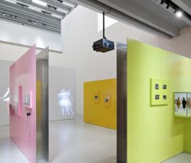 Scorcio dello spazio espositivo “Bühne” dedicato al teatro (Foto di Andrew Alberts © heike hanada laboratory of art and architecture 2019)
