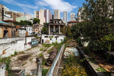lo stato di fatto prima dell'intervento; al centro il "palacete" storico (© Instituto Pedra - foto Nelson Kon)