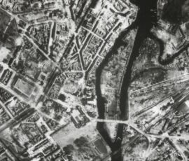 Foto area del centro dopo il bombardamento del 1945
