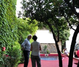 Charles Landry nel giardino dei Sette Cortili (©Lucia Pierro e Marco Scarpinato)