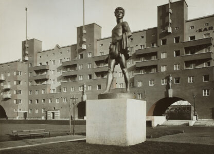 Karl-Marx-Hof, particolare sulla piazza esterna