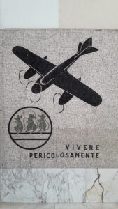 Particolare del mosaico dedicato alla storia del volo nell’ex Collegio aeronautico «Bruno Mussolini» di Forlì (foto di Elena Pirazzoli)