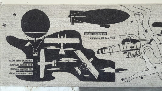 Particolare del mosaico dedicato alla storia del volo nell’ex Collegio aeronautico «Bruno Mussolini» di Forlì (foto di Elena Pirazzoli)