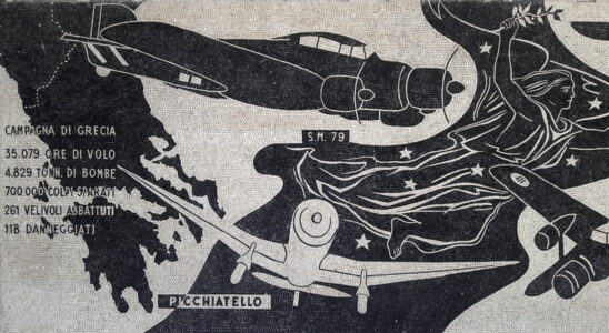 Particolare del mosaico dedicato alla storia del volo nell’ex Collegio aeronautico «Bruno Mussolini» di Forlì (foto di Elena Pirazzoli)