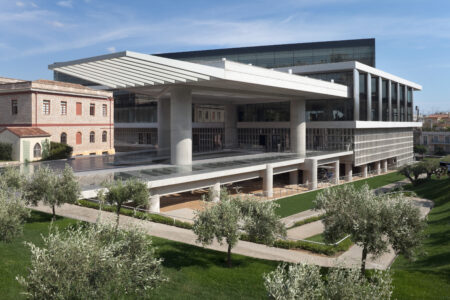 Vista esterna con gli accessi ai nuovi spazi espositivi al piano -1 (© Acropolis Museum - foto Nikos Daniilidis)